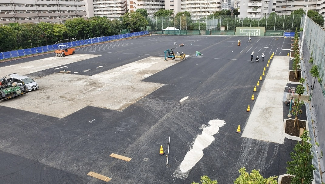グラウンド　全景アスファルト修正